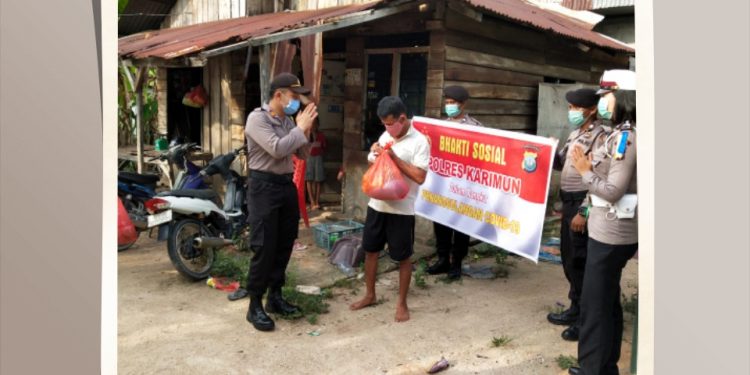 Polsek Karimun Bagikan Paket Sembako Untuk Masyarakat Terdampak COVID-19