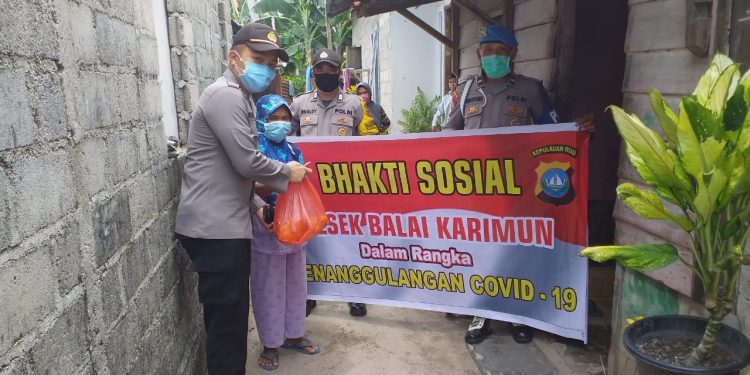 Polsek Karimun Bagikan Paket Sembako, Budi: Walaupun Sedikit, Mudah-Mudahan Dapat Membantu