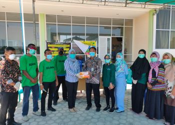 Berharap Tim Medis Tetap Kuat Dan Prima Tangani COVIT-19, Charli Donna Bagikan Vitamin Ke Tiga UPT Puskesmas