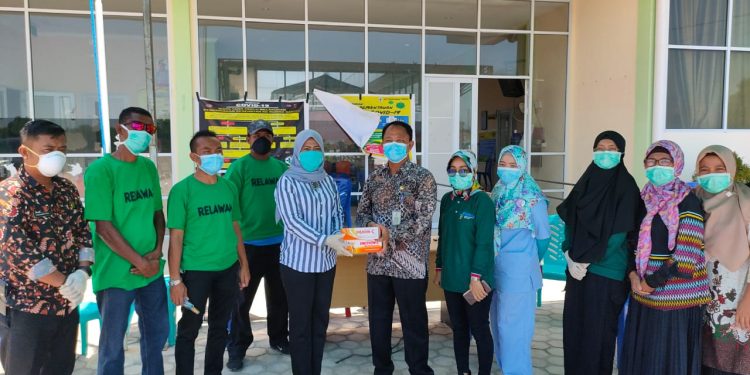 Berharap Tim Medis Tetap Kuat Dan Prima Tangani COVIT-19, Charli Donna Bagikan Vitamin Ke Tiga UPT Puskesmas