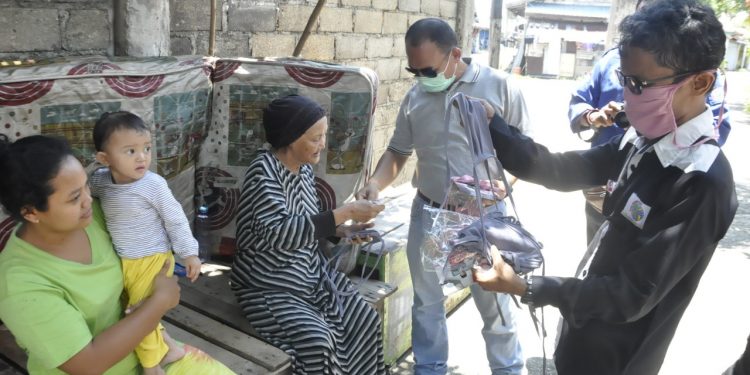 Bagikan Masker, IWO Karimun Sosialisasikan Maklumat Kapolri Dan Edaran Bupati Karimun Door To Door