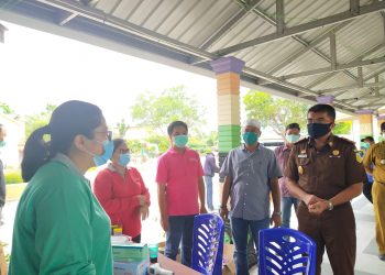 Bagikan Vitamin Kepada Petugas Medis Di Gedung Karantina, Kajari Karimun: Jaga Kesehatan Dan Tetap Semangat