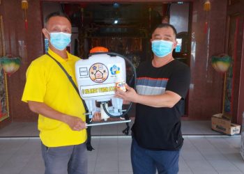 Berharap Tempat Ibadah Selalu Disemprot, Akham Bagikan Pompa Dan Cairan Disinfektan Secara Gratis