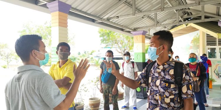 24 Jam Bantu Pelayanan Di Karantina, Relawan Rela Hadapi Resiko Covid-19