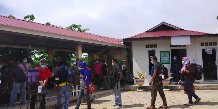 12 Warga Karimun Tiba Dari Malaysia Ikuti Proses Karantina
