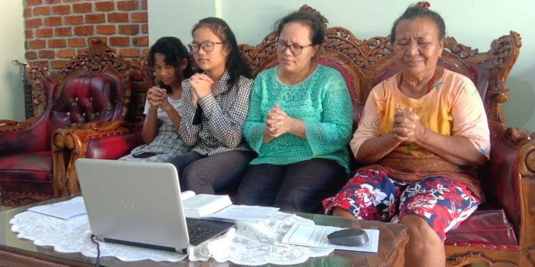 Dampak Covid-19, Jemaat HKBP Tebing Barat Rayakan Jumat Agung Dirumah