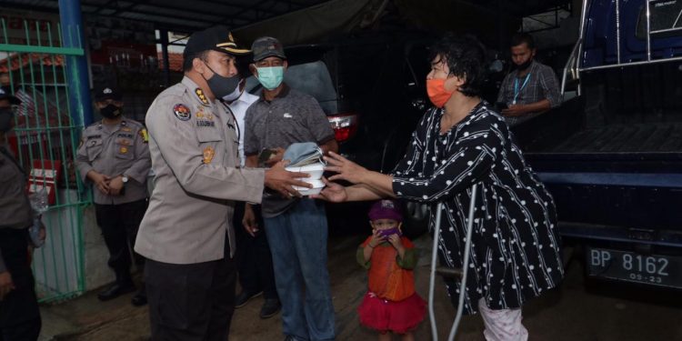 Polda Kepri Buka Dapur Umum Di Baloi Dalam, 480 Paket Makanan Dan 100 Takjil Dibagikan Ke Masyarakat