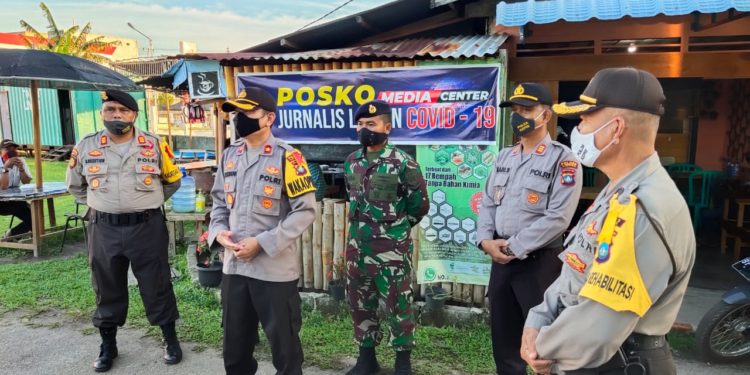 Polres Lingga Bersama TNI Bagikan 150 Bungkus Paket Buka Puasa