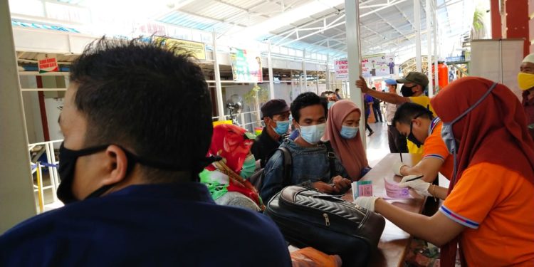 Relawan Gugus Tugas Kawal 101 Penumpang Transit Dari Malaysia