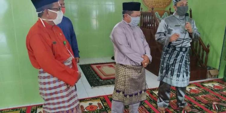 Wabup Bagikan Beras Hasil Sawahnya Serta Salurkan Paket Sembako Dan Zakat