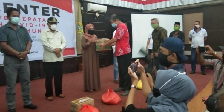 Disalurkan Melalui Ketua Suku, PSMTI Bersama Apindo Kembali Sumbangkan 227 Paket Sembako