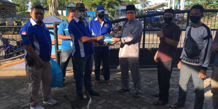 PWI Lingga Bagikan Takjil Kepada Petugas Medis RSUD Dabo dan RSUD Encik Mariyam Daik