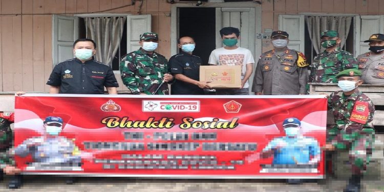 PSMTI Singkep Bersama TNI Dan Polri Bagikan Sembako Di Dua Kecamatan