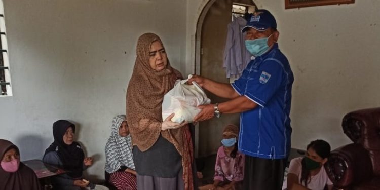 Sumardi Bagikan Sembako Bagi Purnawirawan Dan Orang Kurang Mampu