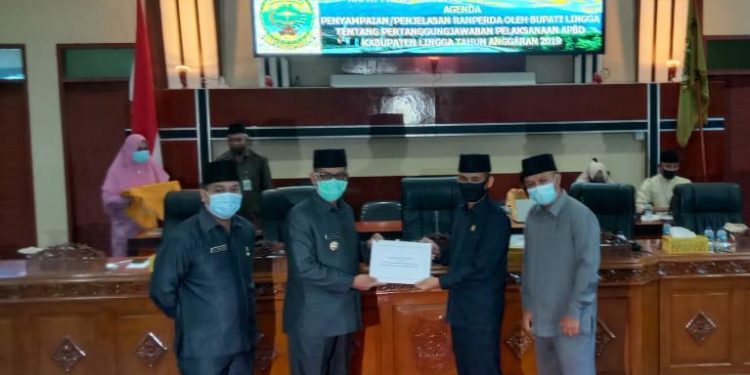 Bupati Lingga Sampaikan RANPERDA Pertanggungjawaban Pelaksanaan APBD Tahun 2019 Dalam Rapat Paripurna DPRD Lingga