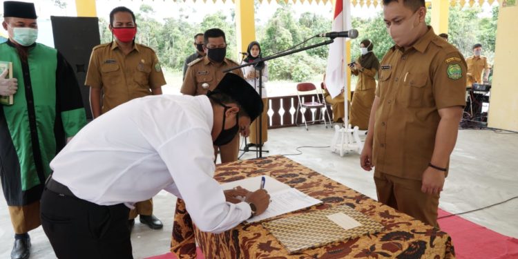 Wabup Lingga Lantik BPD Desa Resang