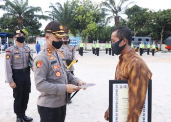 Bantu Informasi Kemanusiaan, Polres Karimun Berikan Penghargaan Kepada Tengku Azhar