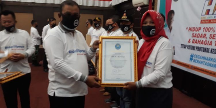 Berhasil Terapkan P4GN, SMP Negeri 1 Karimun Terima Perhargaan Dari BNN Kepri