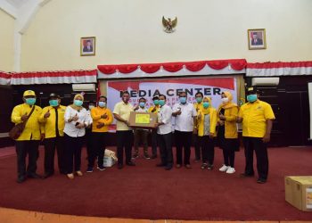 Hadir Untuk Rakyat, DPD Partai Golkar Sumbang APD Dan Sembako