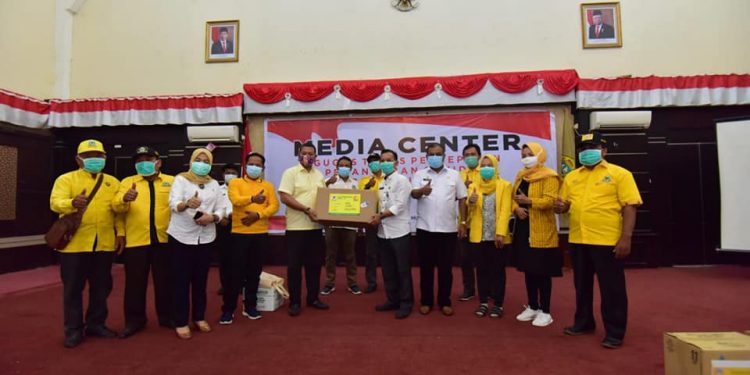 Hadir Untuk Rakyat, DPD Partai Golkar Sumbang APD Dan Sembako