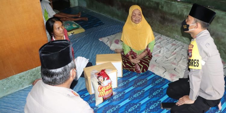 Polres Karimun Peduli, Suami Istri Penderita Stroke Dan Gula Darah Mendapat Tali Asih
