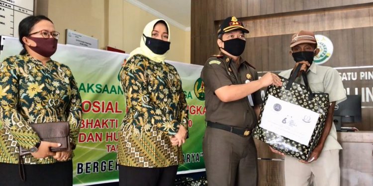Dalam Rangka Hari Bakti Adhyaksa Ke 60, Kejari Lingga Gelar Bakti Sosial