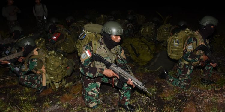 Terjun Tempur Awali Latpasrat Korps Marinir Tahun 2020 di Pantai Todak
