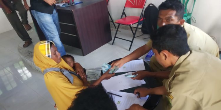Kades Mamud Kembalikan Pemotongan BLT DD Kepada 86 Penerima