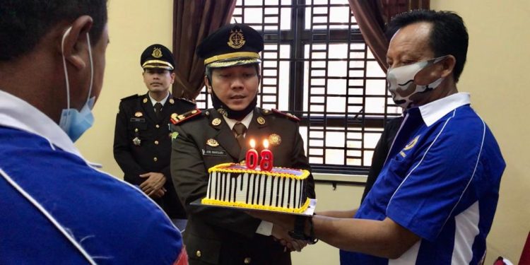 PWI Lingga Berikan Hadian Dalam Peringatan Hari Bhakti Adyaksa Ke-60
