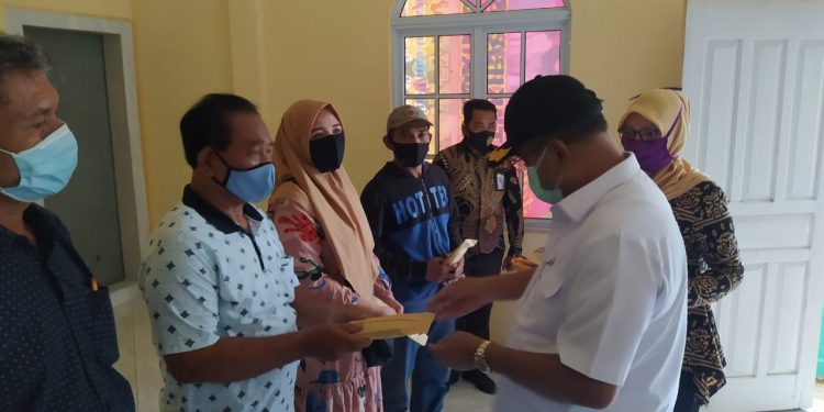 Serahkan Bantuan, Bupati Karimun Berharap Para Korban Kebakaran Kios Bangkit Kembali
