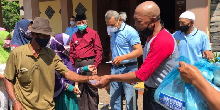 Anwar Hasyim Salurkan Sembako Dari Apindo