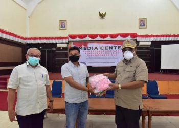 Bupati Sebarkan Masker Melalui Melayu Raya Dan Karang Taruna