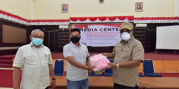 Bupati Sebarkan Masker Melalui Melayu Raya Dan Karang Taruna