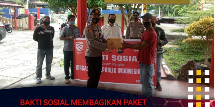 Sambut Hari Kemerdekaan, Polsek Karimun Berbagi Sembako Kepada Orang Kurang Mampu