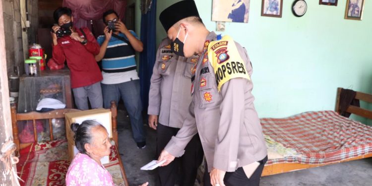 Usai Sholat Jumat, Kapolres Karimun Rutin Berbagi Tali Asih