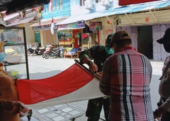 Wujud Cinta Tanah Air, TNI Polri Bersama Rakyat Bersatu Pasang Bendera Jelang HUT RI