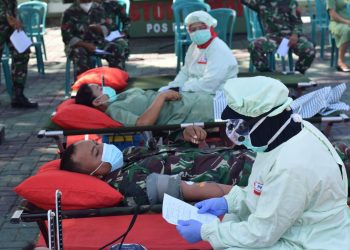 Sambut Peringatan HUT ke-75 TNI, Yonarmed 12/Divif 2 Kostrad Gelar Donor Darah