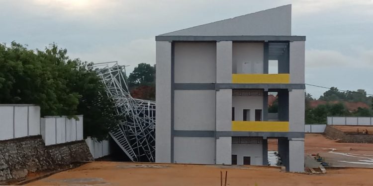 Hujan Disertai Angin Kencang, Atap SMA 5 Negeri Karimun Copot