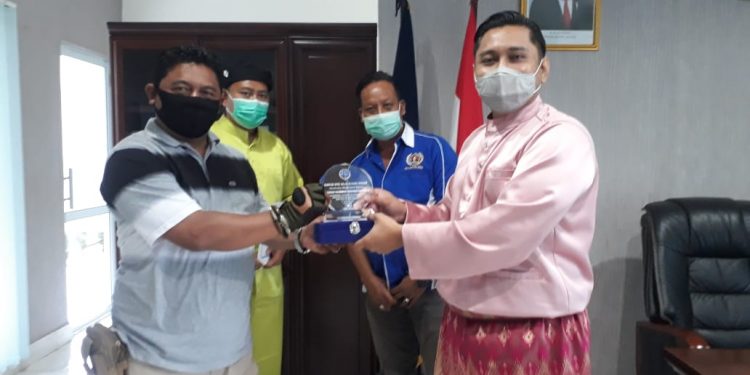 Kabandara Dabo Plakat Berikan Penghargaan Kepada PWI Lingga