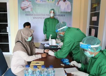 Pastikan Pelayanan Bebas Covid, Pegawai Karantina Pertanian Karimun Lakukan Rapid Test