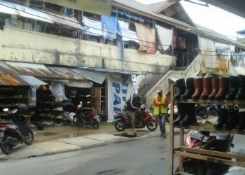 Penjual Baju Bekas Keluhkan Sepinya Pembeli