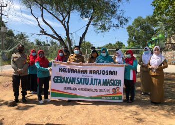 Tekan penyebaran Covid-19, Lurah Harjosari Bagikan Ratusan Masker Gratis Kemasyarakat