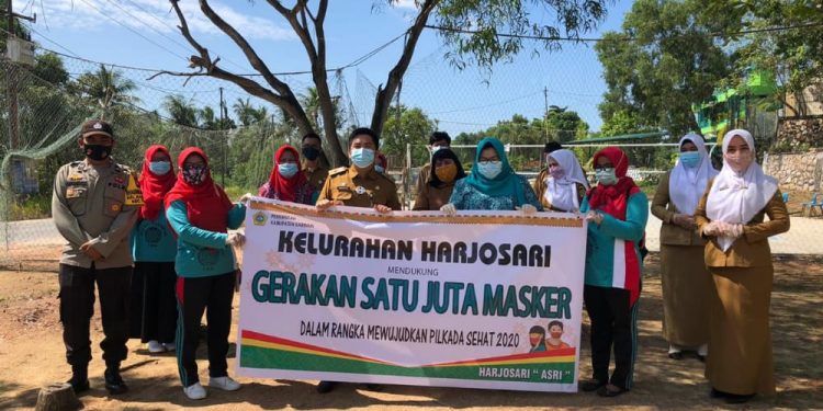 Tekan penyebaran Covid-19, Lurah Harjosari Bagikan Ratusan Masker Gratis Kemasyarakat