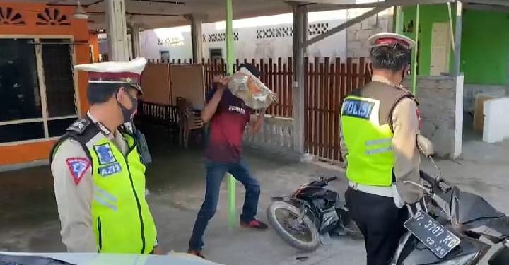 Nekat, Pengendara Rusak Motornya Lantaran Tidak Terima Ditilang