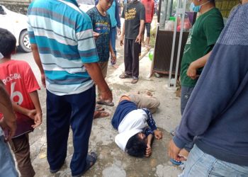 Pengendara Vario Jatuh Disimpang Kampung Harapan, Warga Berikan Pertolongan