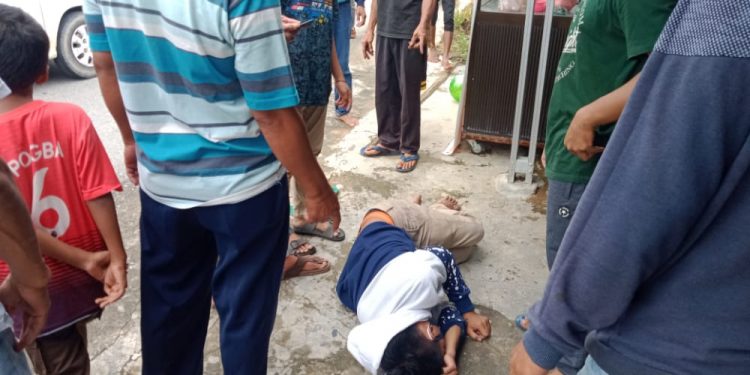 Pengendara Vario Jatuh Disimpang Kampung Harapan, Warga Berikan Pertolongan