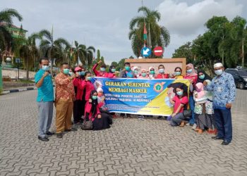 Berharap Covid Segera Berakhir, Tim Medis RSUD HM Sani Bagikan Masker Kepada Masyarat