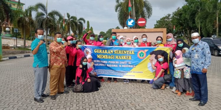 Berharap Covid Segera Berakhir, Tim Medis RSUD HM Sani Bagikan Masker Kepada Masyarat