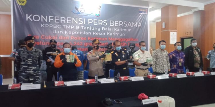 Dijanjikan Upah 30juta Loloskan Sabu 4 Kilogram, MK Dan AH Diamankan Bea Cukai