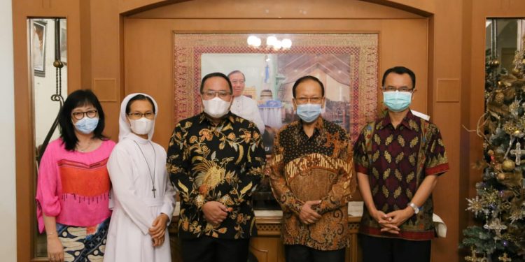 Ucapkan Selamat Natal, Bupati Muba DRA Sambangi Kediaman Uskup Agung